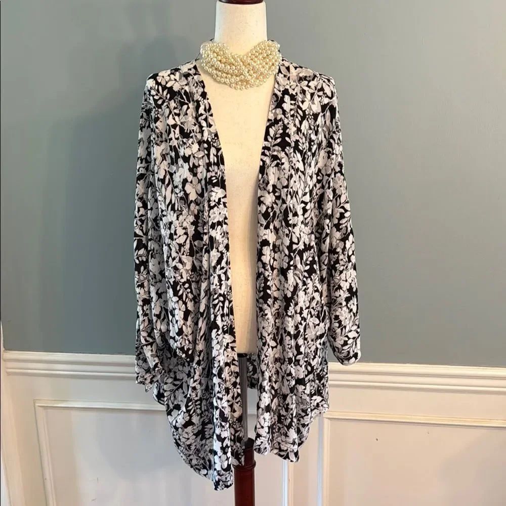 Lane Brandt 26/28 Floral Black and White Women's Cardigan Shrug
